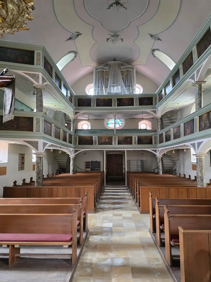 Stimmungsvolle Lichtsteuerung für ein Kirchengebäude